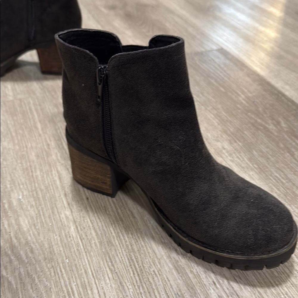 Kate and Mel ❤️ Black Ankle Boots with Elastic Panels and Chunky Heel